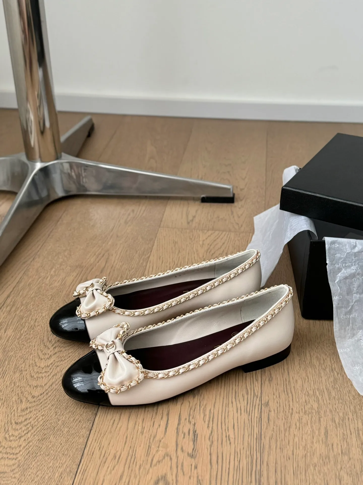 👟👟Ex-factory price 580👟👟 Purchasing agent Chanel Xiaoxiang 24A new chain double C thick heel shoes! 1:1 replica of the original. A classic among classics. It is perfect whether paired with trousers or skirts. The small round head design is very good at modifying the shape of the feet. A must-have for little fairies! The upper is made of imported lambskin, the lining is top-grade mixed sheepskin, and the outsole is imported Italian cowhide. Heel height: 2.5cm. Size: 35-39 (40/41/42/43 customized)